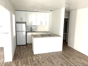 34 SW 5th St-Unit -1 in Hallandale Beach, FL - Building Photo - Building Photo