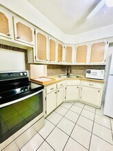 1550 NE 191st St in Miami, FL - Foto de edificio - Building Photo