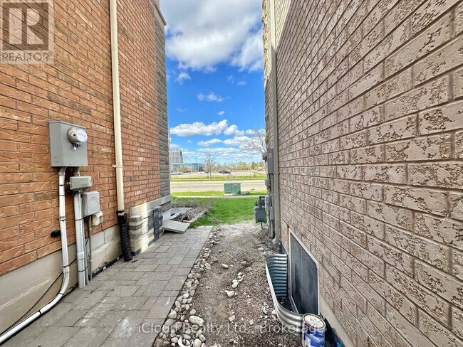 704 Santa Maria Blvd in Milton, ON - Building Photo - Building Photo