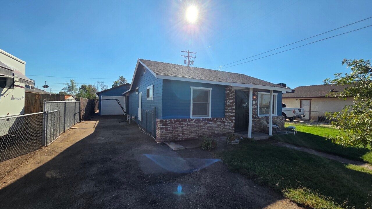 310 W 10th St in Imperial, NE - Building Photo