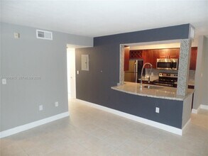 2460 NW 33rd St in Oakland Park, FL - Building Photo - Building Photo