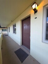 400 Oakridge Blvd in Daytona Beach, FL - Building Photo