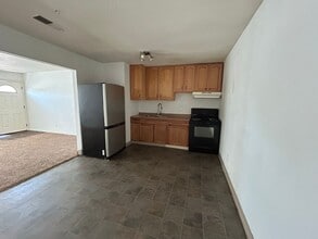 1275 E Bellevue Rd in Atwater, CA - Building Photo - Building Photo