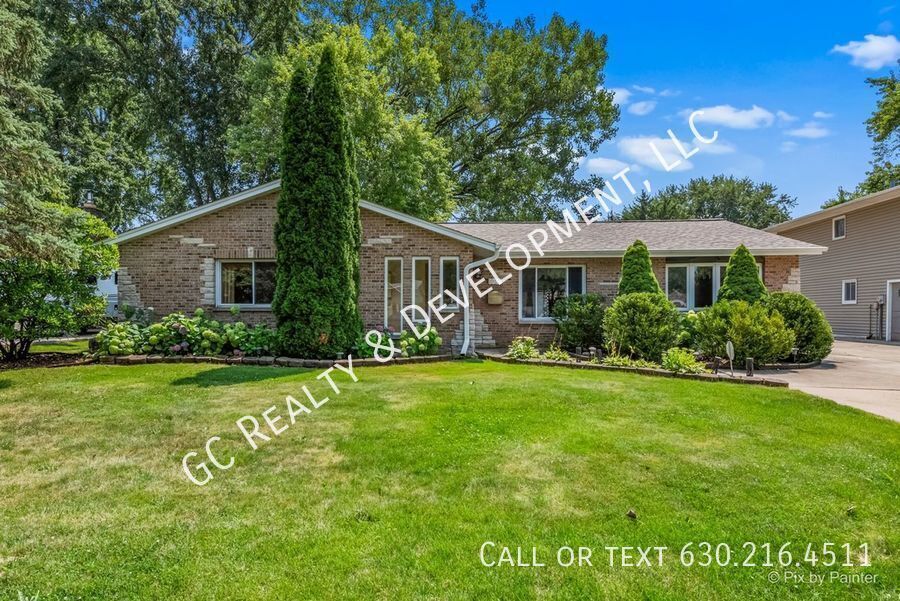 1123 Duxbury Ln in Schaumburg, IL - Building Photo