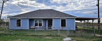 98 Dog Fish Dr in Palacios, TX - Building Photo