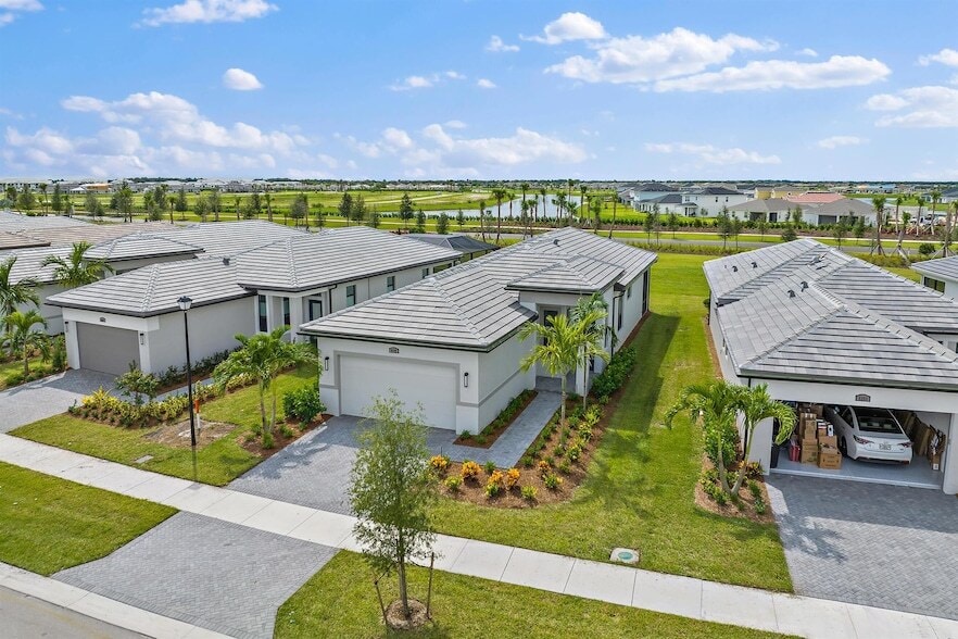 9345 SW Pepoli Way in Port St. Lucie, FL - Foto de edificio