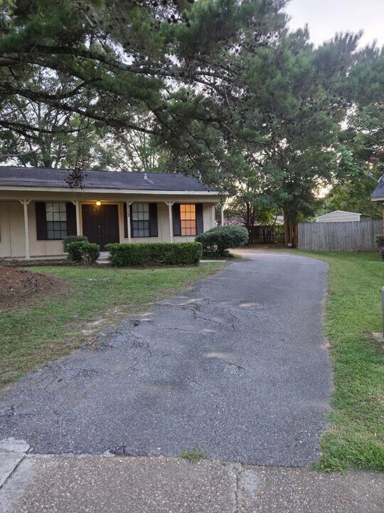 1712 Long Meadow Rd in Mobile, AL - Foto de edificio