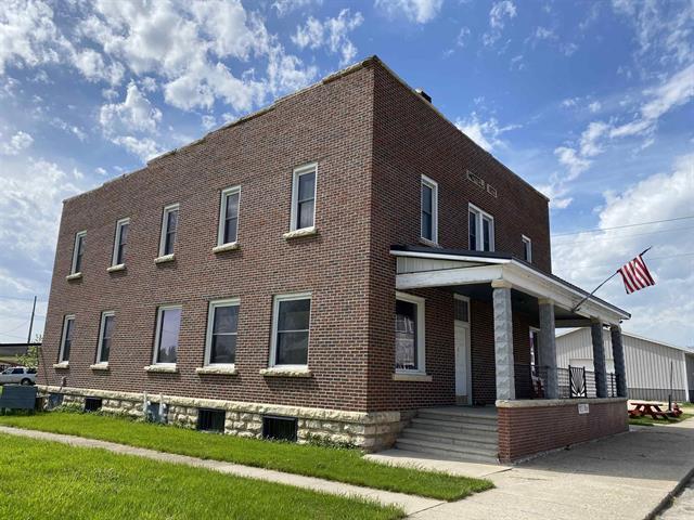 102 S Main St in Farmersburg, IA - Building Photo