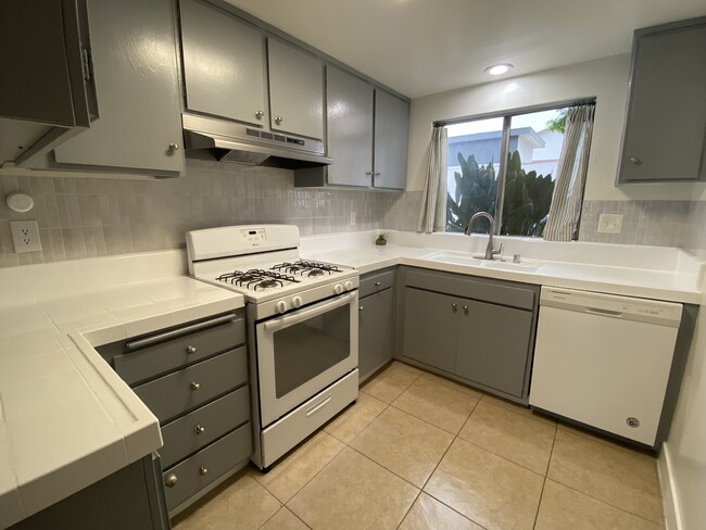 property at 2025 Oxford Ave