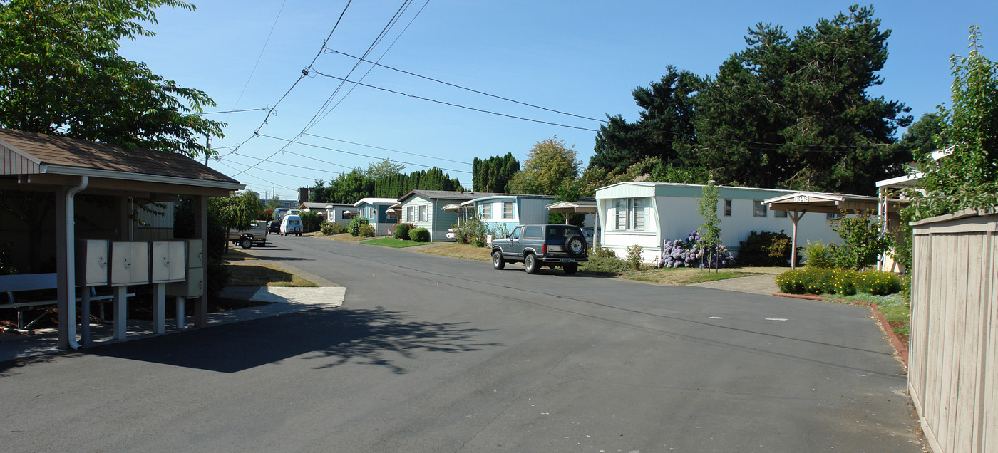 3346 Sunnyview Rd NE in Salem, OR - Foto de edificio