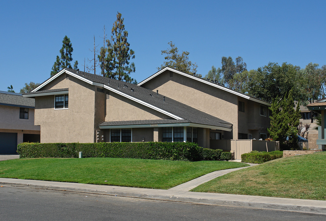 23011 Village Dr in Lake Forest, CA - Building Photo