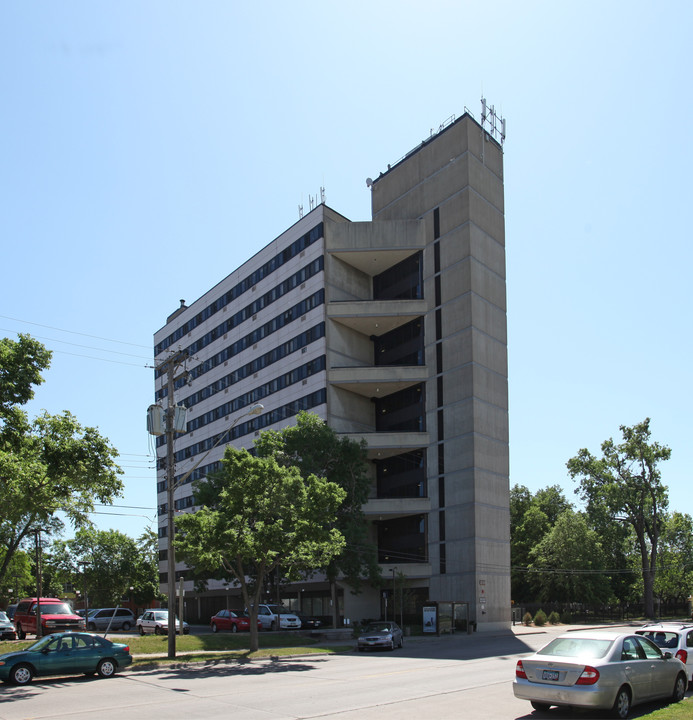 Heltzer Manor in Minneapolis, MN - Foto de edificio