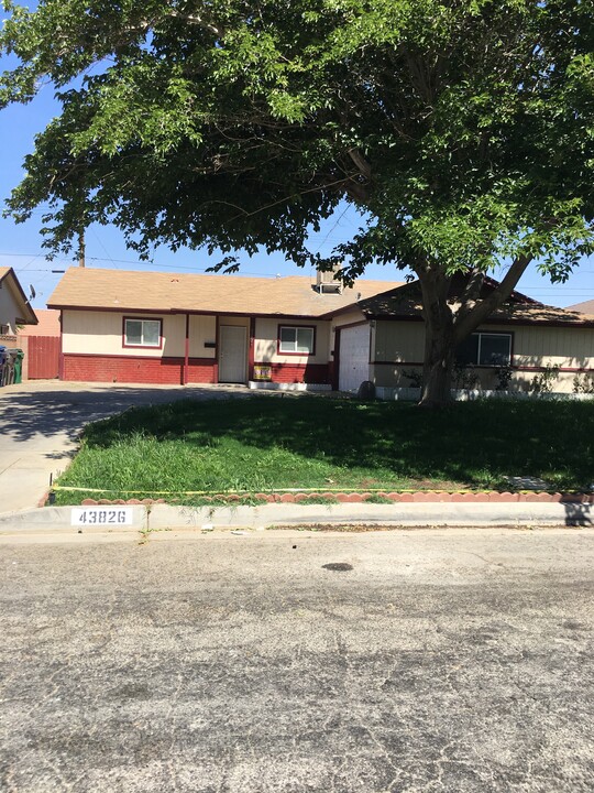 43826 Kirkland Ave in Lancaster, CA - Building Photo