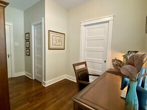 107 W Ridgewood Ct in San Antonio, TX - Building Photo - Building Photo