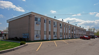 Arrowhead Mall Apartments in Waterford, MI - Building Photo - Building Photo