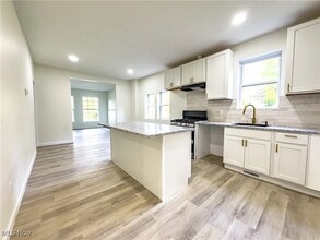 2483 E 89th St, Unit 101 in Cleveland, OH - Building Photo - Building Photo