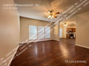 69 Lockspring in San Antonio, TX - Building Photo - Building Photo