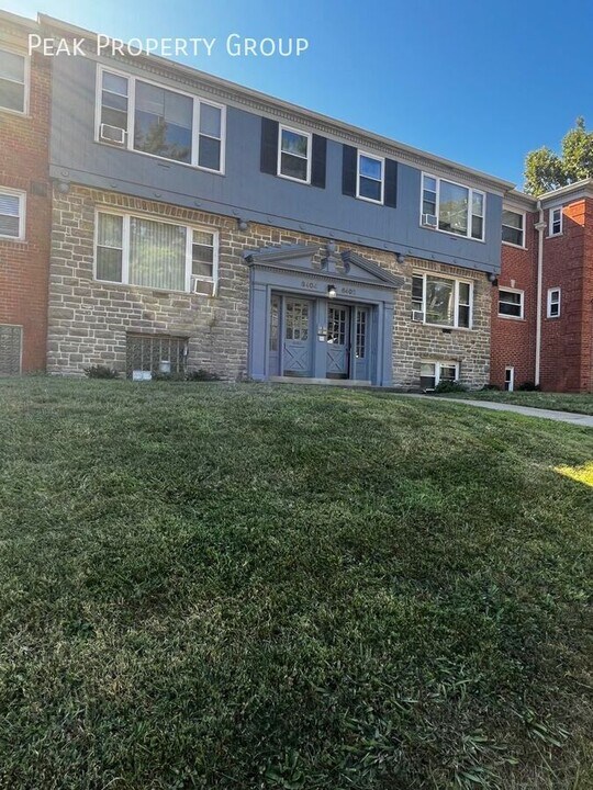 6404 Montgomery Rd in Cincinnati, OH - Building Photo