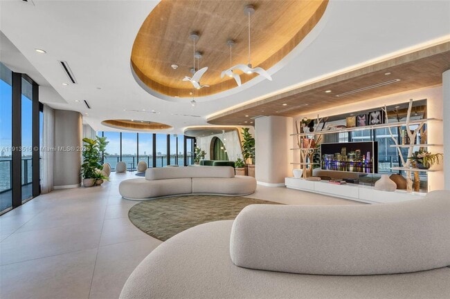 700 NE 24th St in Miami, FL - Foto de edificio - Building Photo