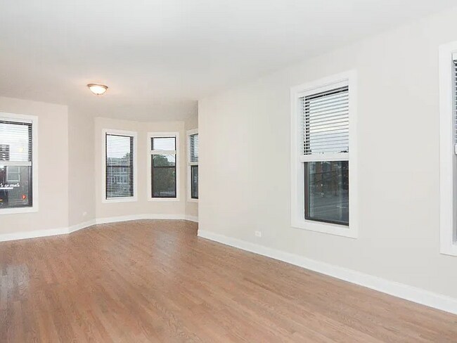 3409 W Fullerton Ave, Unit 2 in Chicago, IL - Foto de edificio - Building Photo