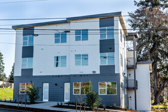 1111 W Fourth Plain Blvd in Vancouver, WA - Foto de edificio - Building Photo