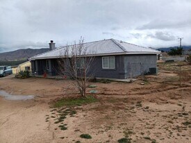 18809 Willow St in Hesperia, CA - Building Photo