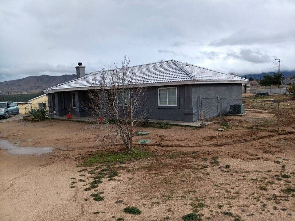 18809 Willow St in Hesperia, CA - Building Photo