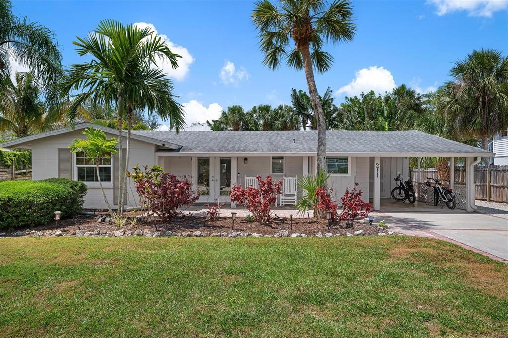 211 Island Cir in Siesta Key, FL - Building Photo