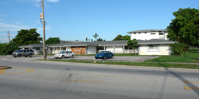 Lake Park Gardens in Plantation, FL - Building Photo - Building Photo