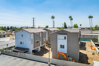 Azusa Arrow Villa Townhomes in Azusa, CA - Foto de edificio - Building Photo