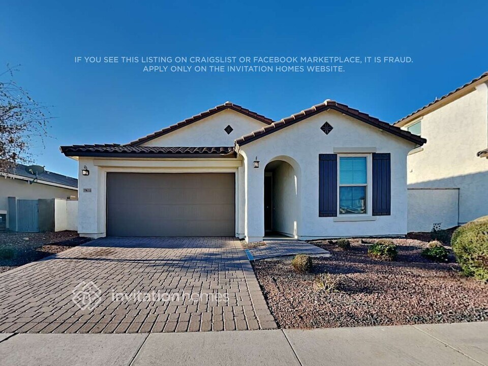 19615 W Montecito Ave in Litchfield Park, AZ - Building Photo