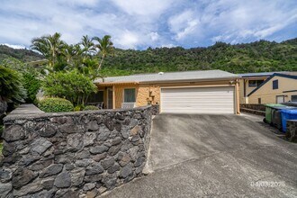 689 Kuliouou Rd in Honolulu, HI - Building Photo - Building Photo