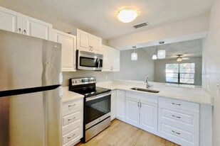 7135 Parkside Villas Dr N, Unit 7135 in St. Petersburg, FL - Building Photo