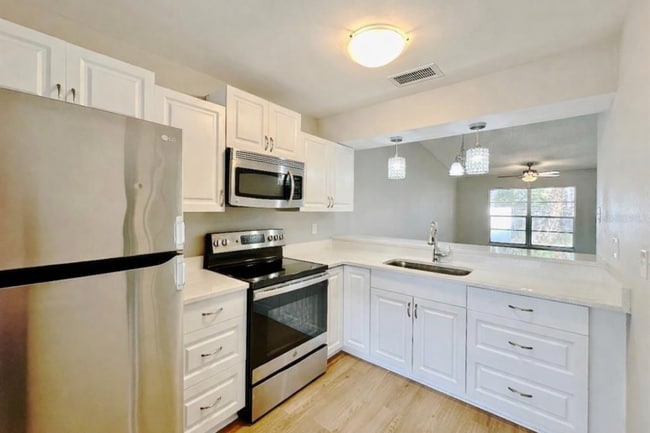 property at 7135 Parkside Villas Dr N