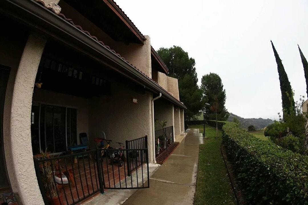 8005 Via Verona in Burbank, CA - Building Photo