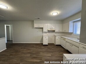 6106 Evers Rd in San Antonio, TX - Building Photo - Building Photo