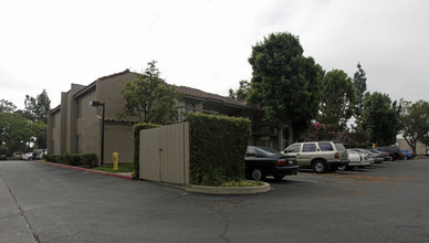 Villa Serena Senior Apartments in Chino, CA - Foto de edificio - Building Photo