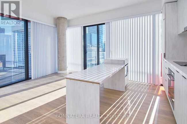 215-2215 Queen St W in Toronto, ON - Building Photo - Building Photo