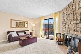 Silver Reef in Lakewood, CO - Building Photo