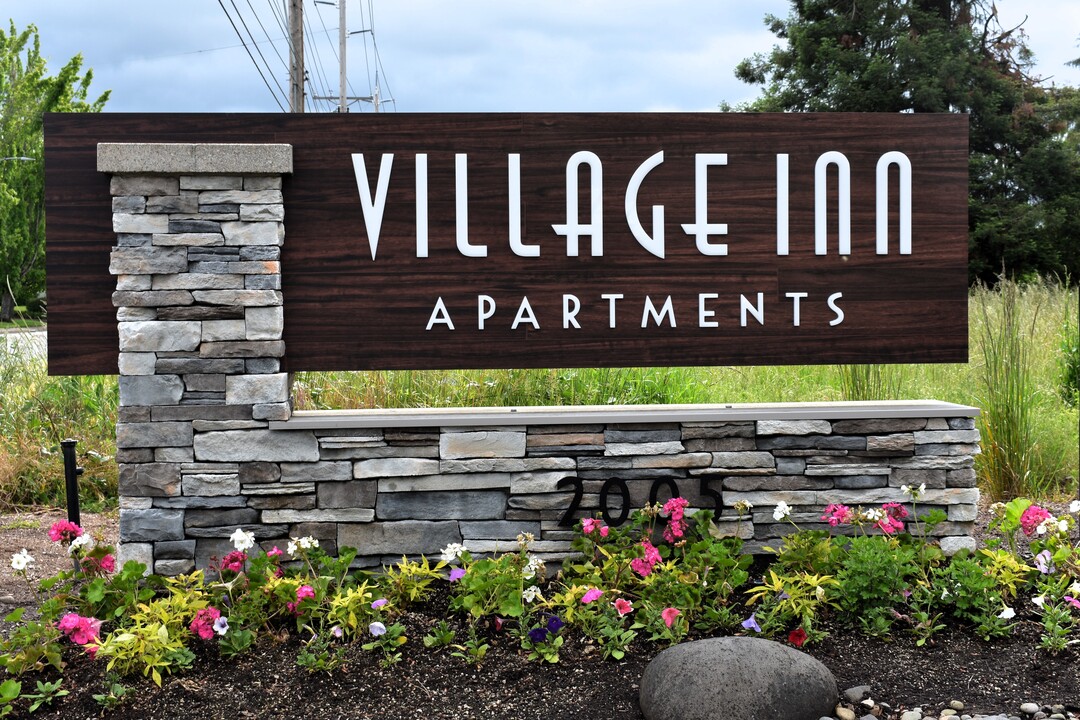 Village Inn Apartments in Springfield, OR - Building Photo