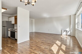 889 Farmington Ave in West Hartford, CT - Building Photo - Building Photo