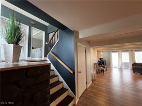 4665 W Farnhurst Rd in South Euclid, OH - Foto de edificio - Building Photo