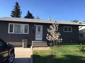 9221-9111 111 Ave in Grande Prairie, AB - Building Photo