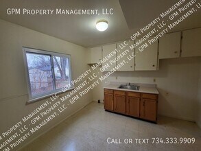 32009 Ottawa St in Westland, MI - Building Photo - Building Photo