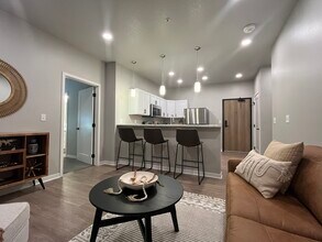 Center Stage in Waukee, IA - Foto de edificio - Building Photo