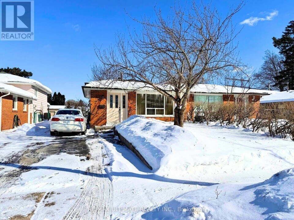 2201 Stir Crescent in Mississauga, ON - Building Photo