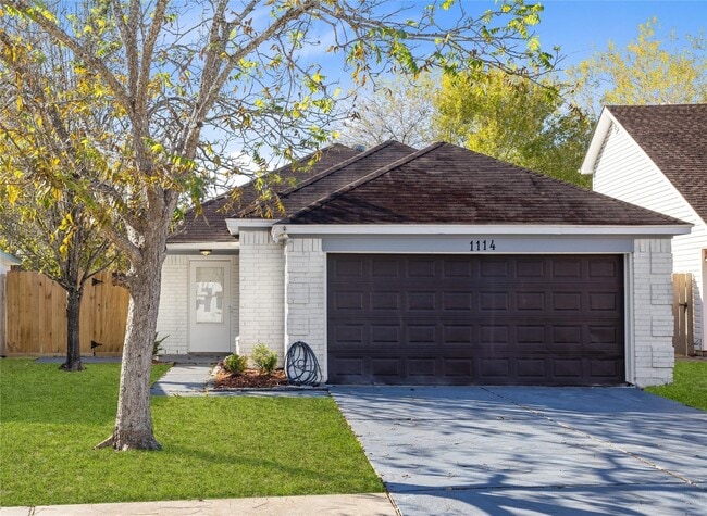 property at 1114 Lochmoor Ln