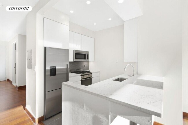 305 E 63rd St in New York, NY - Building Photo - Building Photo