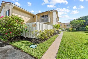 288 Seabreeze Cir in Jupiter, FL - Building Photo