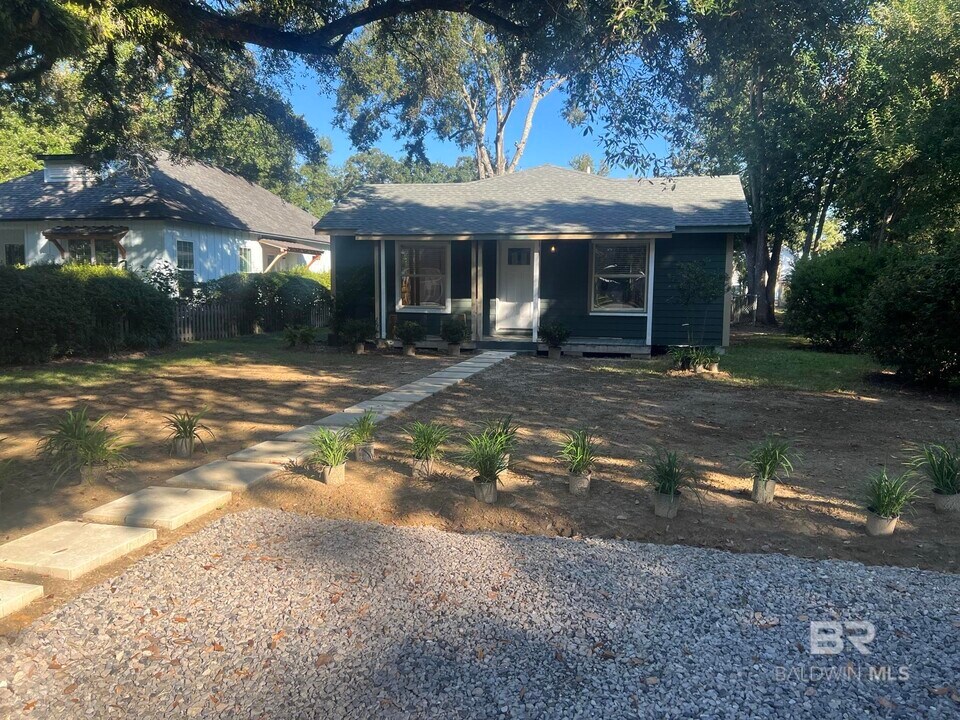 210 W Myrtle Ave in Foley, AL - Building Photo